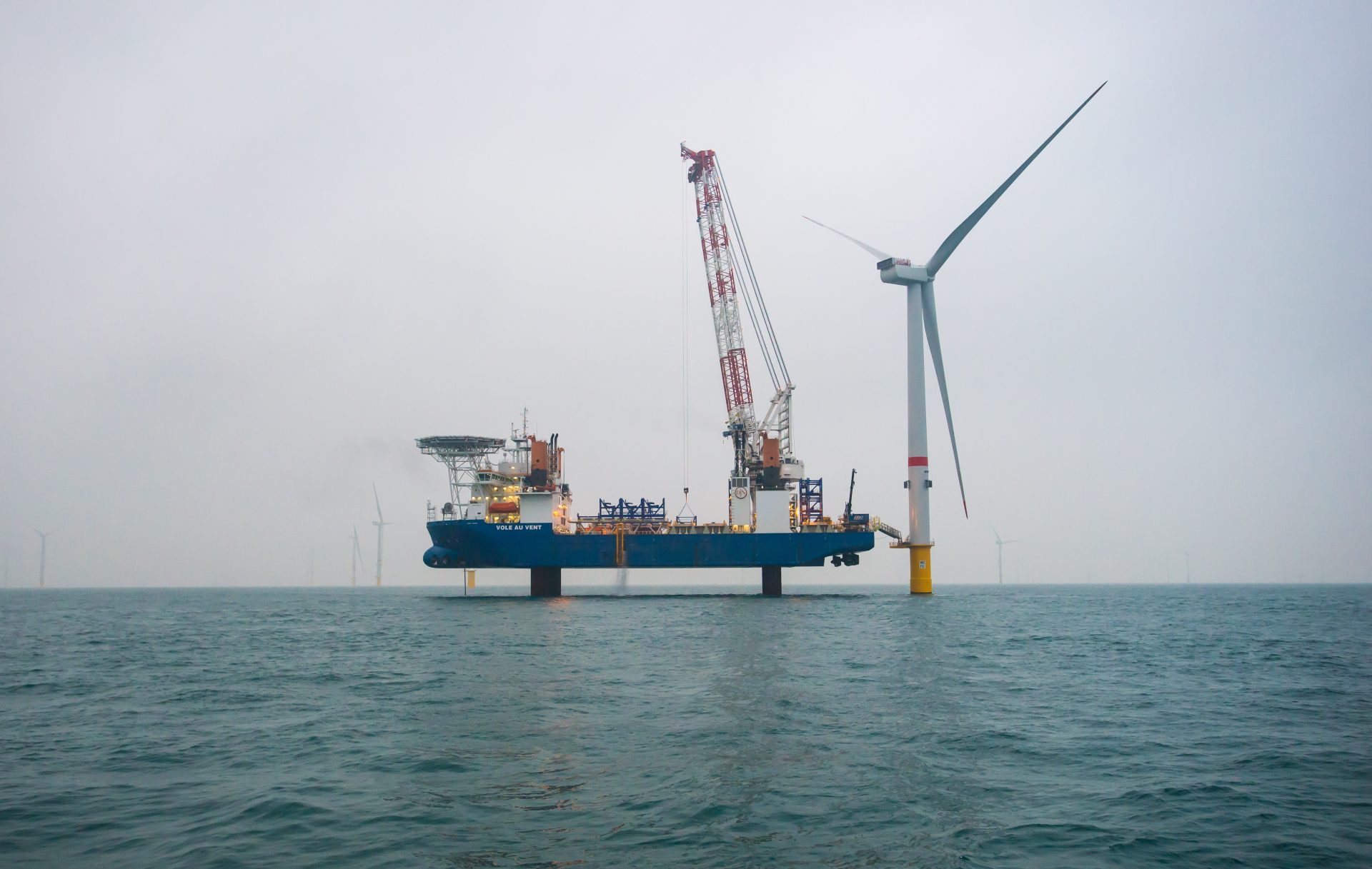 Offshore wind turbine installation vessel